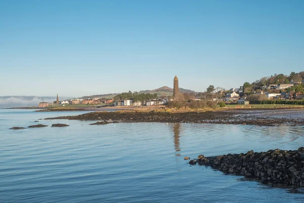 Largs Foreshore and the Pencil Monument on a Clear Cold Scottish — Photo