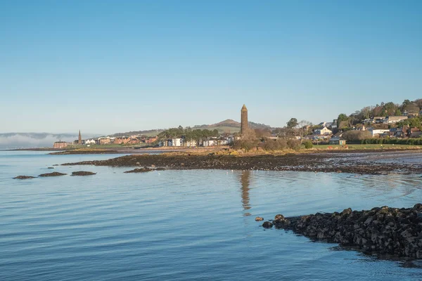 Largs Foreshore e il monumento a matita su un chiaro freddo scozzese — Foto Stock