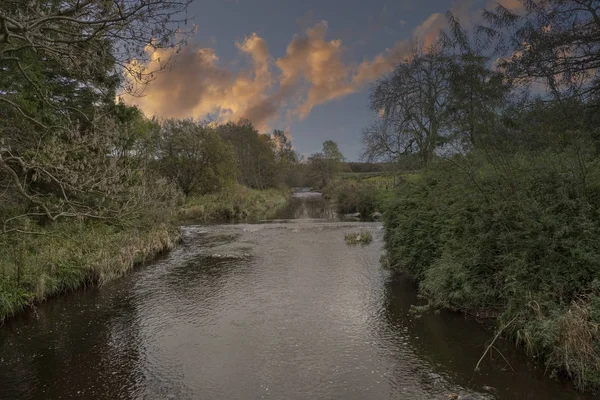 Scotlands Parks och en mild strömmande flod med reflektioner på t — Stockfoto