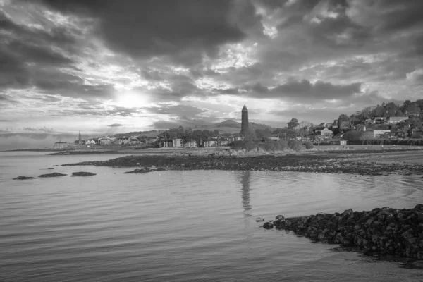 Largs Foreshore e il monumento a matita su un chiaro freddo scozzese — Foto Stock