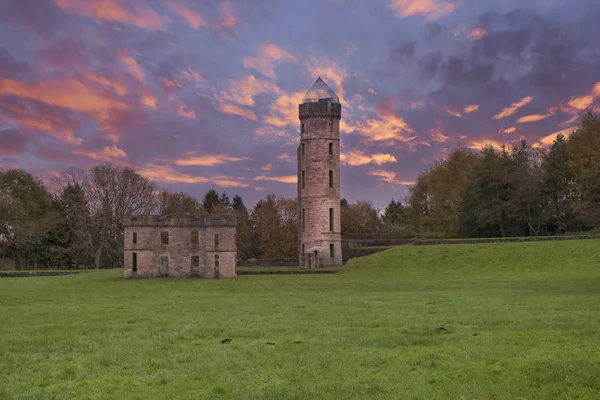 Antigas Ruínas do Castelo de Eglinton Irvine Escócia no final do dia de pôr-do-sol — Fotografia de Stock