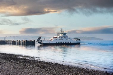Largs 'dan Millport Feribotuna Güzel bir öğleden sonra Largs' da iskeleye yaklaşıyoruz.