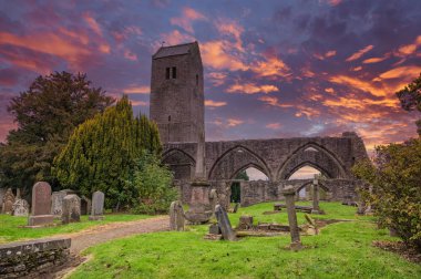 İskoç Günbatımında Eski Muthill Kulesi ve Kilise Harabeleri