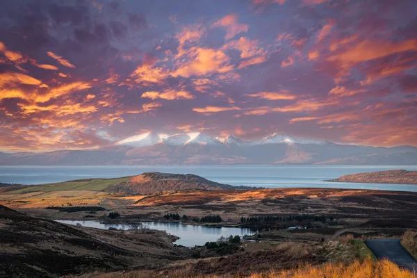 Een Frozen Hazey Winter Sun bij zonsopgang Reflecterend op een Cold Arran. — Stockfoto