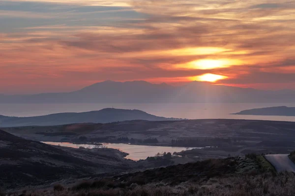 Arran hegység a Dalry Moor útról naplementekor, drámai égbolttal — Stock Fotó