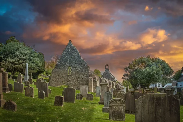 As ruínas velhas de Kirk em Kirkoswald de encontro a um céu Stormy vermelho — Fotografia de Stock