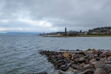 Largs Looking Kuzey kalem Anıtı geçmiş İskoç kasabası