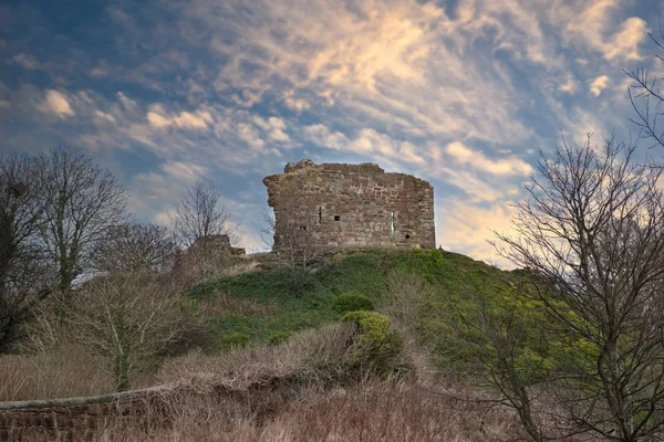 Die alten Ruinen der Burg von Ardrossan, die hoch oben auf dem Kanon stehen — Stockfoto