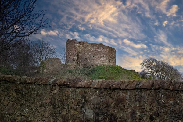 De gamla ruinerna som är Ardrossan slott som sitter högt på Canon — Stockfoto