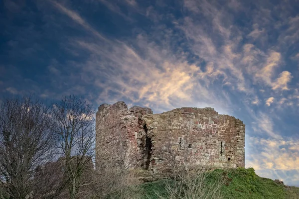 Die alten Ruinen der Burg von Ardrossan, die hoch oben auf dem Kanon stehen — Stockfoto