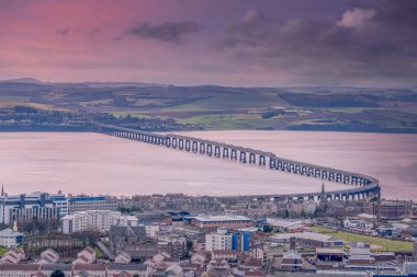 Günbatımında Dundee Law Dundee İskoçya 'dan Tay Demiryolu Köprüsü 
