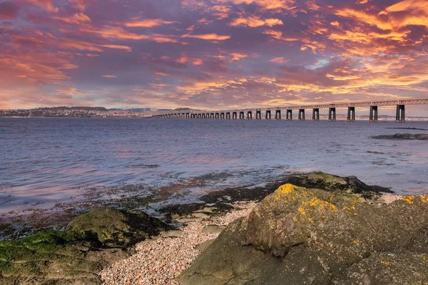 Prachtige Tay Railway Bridge in Dundee aan het einde van de dag op — Stockfoto