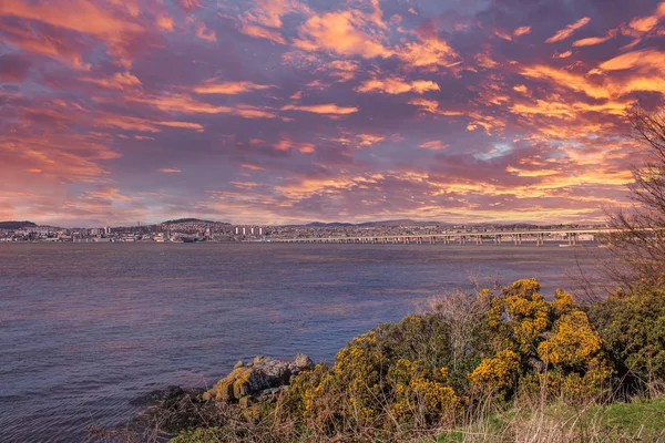 Beautiful Tay Road Bridge in Dundee at the End of the Day at Sun — стокове фото