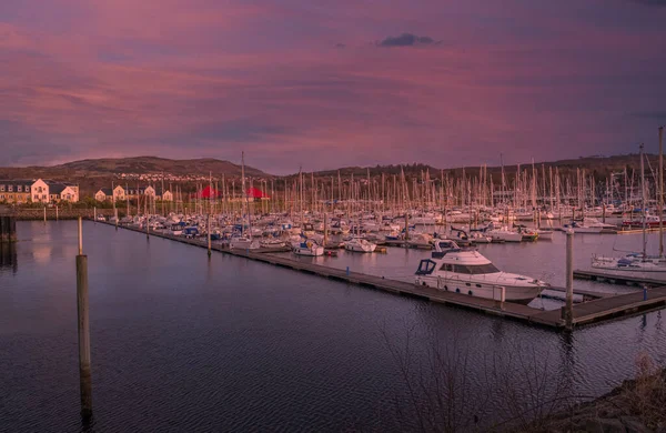 Kip Marina em janeiro no final do dia ao pôr do sol com o Kip — Fotografia de Stock