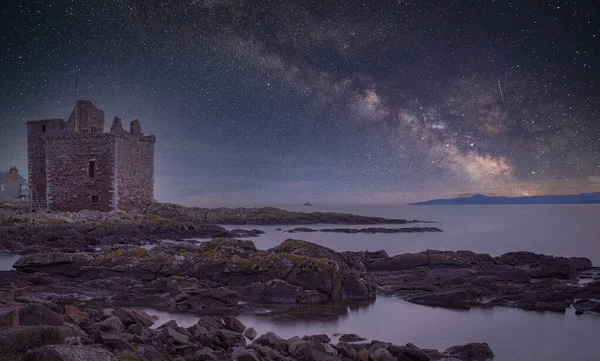 Старий Замок Руйнує Молочний Шлях Роздумуючи Над Спокійною Водою Холодної — стокове фото