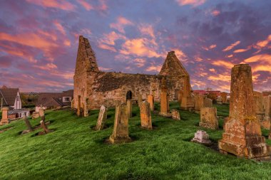 Prestwick Eski Kilise ve Mezarlığının Eski Harabeleri. St. Nicholas 'a adanmıştır. 12. yüzyıldan kalma olduğu düşünülmektedir ve gün batımında çekilmiştir..