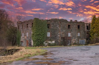 İskoçya 'nın Crosshouse yakınlarındaki Irvine nehrinin kenarındaki huzurlu bir yerde duran yıkık dökük Laigh Milton Mill.