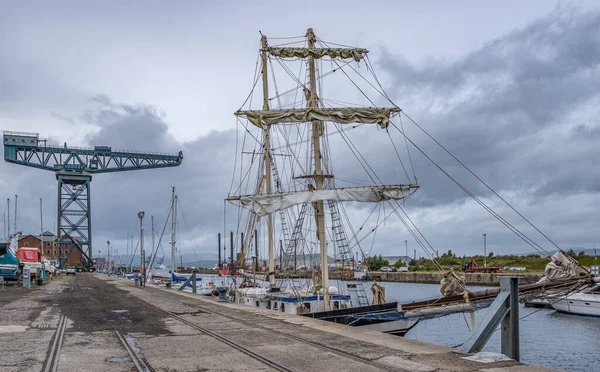 詹姆斯瓦特船坞边船坞在格林诺克与老和新技术的证据用起重机从过去造船天到船坞复合体现在存在它的地方 — 图库照片