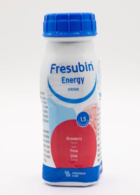 Largs, İskoçya, Uk - 08 Mart 2020: Geri dönüşümlü plastik şişe ve kapakta Fresubin enerji içeceği. Şişedeki plastik kaplama birçok İskoç Yerel Yönetimde hâlâ geri dönüştürülebilir değildir..