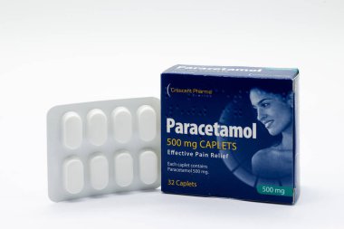 Largs, İskoçya, Uk - 11 Mart 2020: Crescent Pharma, Parasetamol kapsüllerini dünya pandemik kapsama alanı 19 Corona virüsü yüzünden pek çok süpermarketin boş raflarla satışa sundu..