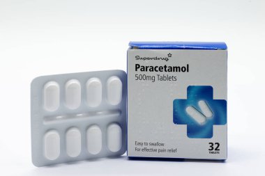Largs, İskoçya, Uk - 11 Mart 2020: Parasetamol kapsülleri olarak markalaştırılan süpermarketler dünya pandemik kapsama alanı 19 korona virüsü nedeniyle boş raflarla satıldı.