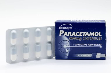 Largs, İskoçya, Uk - 11 Mart 2020: Galpharm, Parasetamol kapsüllerini dünya salgını kapsayan 19 Corona virüsü yüzünden pek çok süpermarketin boş raflarla satılmasına neden oldu.