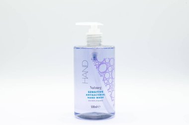 Largs, İskoçya, Uk - 11 Mart 2020: Nutmeg antibakteriyel el yıkama geri dönüşümlü plastik şişede ve Corona Covid-19 virüsü nedeniyle Uk mağazalarında az miktarda