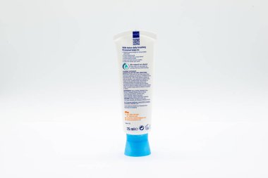 Largs, İskoçya, Uk - 11 Mart 2020: Geri dönüşümlü plastik tüpte sensodin markalı Pronamel diş macunu.