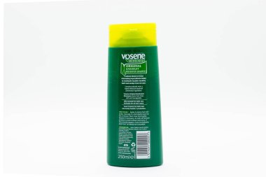 Largs, İskoçya, Uk - 11 Mart 2020: Vosene marka geri dönüşümlü plastik şişe ve kapak şampuan.