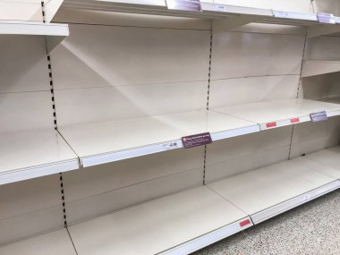 Panik satın alma, İngiltere ve İskoçya 'yı bir zamanlar tuvalet kağıtları bulunan boş raflarla vurdu..