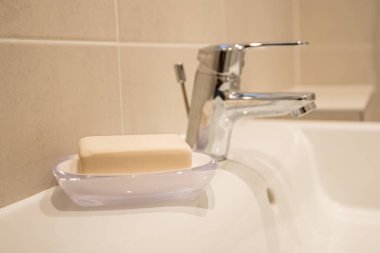 Bir kalıp eski moda sabun güncel cover-19 Corona virüsünde el yıkama için tavsiye edilir..