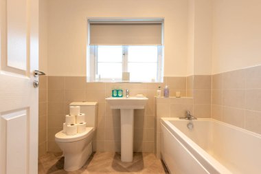 Tuvalet kağıtları ve el yıkaması sergilenen modern banyo Covid-19 Corona Virüsü yüzünden İngiltere 'deki yerel mağazalarda şu anda çok az bulunuyor..