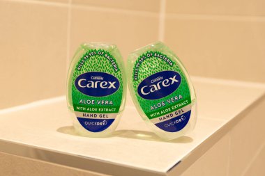 Largs, İskoçya, İngiltere - 25 Mart 2020: Covid-19 Corona paniği nedeniyle İngiltere 'deki birçok mağazada iki şişe el dezenfektanı bulmak neredeyse imkansız.