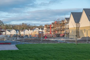 Perceton, Irvine, İskoçya, İngiltere - 29 Mart 2020: Dawn Homes İnşaat alanı Covid-19 Corona virüsü nedeniyle kapatıldı. Kilit kaldırılana kadar tamamlanmanın çeşitli aşamalarında evler.