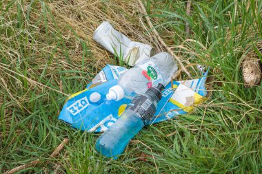 Irvine, İskoçya, İngiltere - 15 Nisan 2020: İskoçya 'nın batı kıyısındaki Irvine yakınlarındaki en güzel yol ve sınırlardan birine yol kenarı boşaltma ve kirletme.