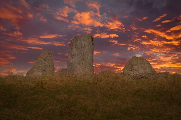 黄昏时分 站在凯恩斯石丘陵或山顶上的石碑 位于欧文埃林顿的最高处 夕阳西下 闪烁着红色的苏格兰西部夕阳西下的天空 — 图库照片