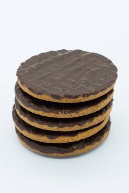 Beyaz arka planda beş çikolatalı sindirim bisküvisi. Karışık olmayan bir resim.