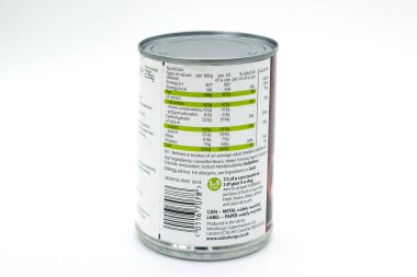 Irvine, İskoçya, İngiltere - 18 Nisan 2020: Sainsbury 'nin lazanya kağıtları tamamen geri dönüşümlü paketleme ve besin bilgileri ve geri dönüşüm sembolleri kutusunun arkasında sergileniyor.