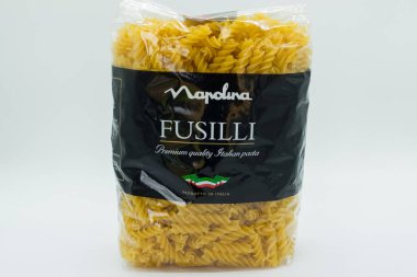 Irvine, İskoçya, İngiltere - 18 Nisan 2020: Napolina markalı Fusilli İtalyan Makarnası, çoğu İngiliz yerel makamında geri dönüşümlü ve şu anda Covid-19 panik satın alımı nedeniyle az bulunan plastik poşette.