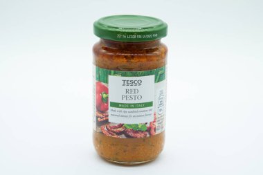Irvine, İskoçya, İngiltere - 18 Nisan 2020: Tesco etiketli ve geri dönüşümlü cam kavanoz ve metal kapaklı kırmızı domates pesto
