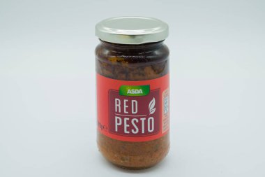 Irvine, İskoçya, İngiltere - 18 Nisan 2020: Asda cam kavanoz ve kağıt etiketli kırmızı pesto