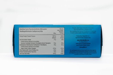 Irvine, İskoçya, İngiltere - 18 Nisan 2020: Geri dönüşümlü ambalajda lif ve ayçiçeği yağı açısından zengin markalı şekersiz bisküviler. Beslenme bilgilerini gösteren arka etiket.