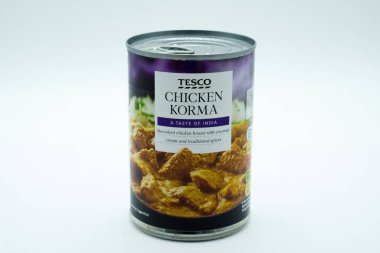 Irvine, İskoçya, İngiltere - 18 Nisan 2020: Tesco Markalı Tavuk Korma 'nın geri dönüşümlü çöp kutusu ve kağıt etiketleri İngiltere' nin geri dönüşüm yönergelerine uygundur.