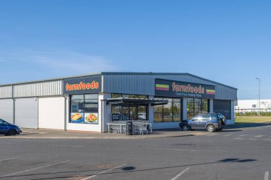 Irvine, İskoçya, İngiltere - 11 Mayıs 2020: Sainsburys Supermarket Riverview Perakende Parkı ve teknesiyle ünlü çocuk heykeli, sakin bir dönemde ve İskoçya 'nın batısındaki yeni perakende tesislerinden biri ve düşük durin petrol fiyatları