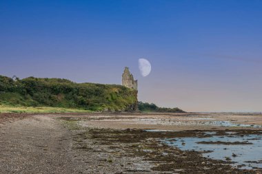Greenan Kalesi 'nden geriye kalanların antik kalıntıları uçurumun sonunda ve yarım ayın altında tünemişti..