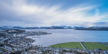 Lyle Hill Greenock 'un Gourock' a, Gareloch 'a ve tepesine baktığı sahne Snow' la kaplıydı. Yumuşak ve ruhsal bir görünüm vermek için uzun pozlama.