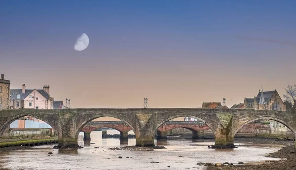 Auld Brigg Puente Que Conduce Centro Ciudad Ayr Que Está —  Fotos de Stock