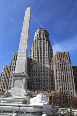 Gündüz resim ile Mckinley anıt arka plan ve mavi gökyüzünde Buffalo City Hall.