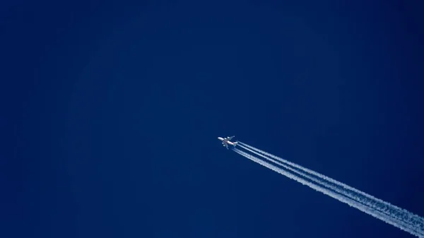 Flugzeug fliegt auf blauem Himmel — Stockfoto