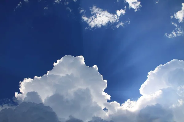 Himmel mit Wolken — Stockfoto